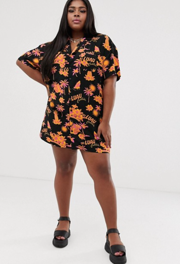 Vestido camisero con cuello con solapas y estampado tropical de Collusion Plus (en Asos, 27,99 euros).