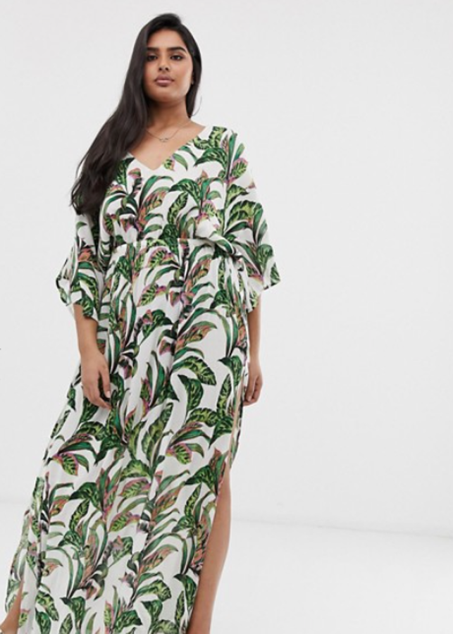 Vestido largo de playa con estampado de palmeras y manga estilo kimono de Asos Design Curve (43,99 euros).