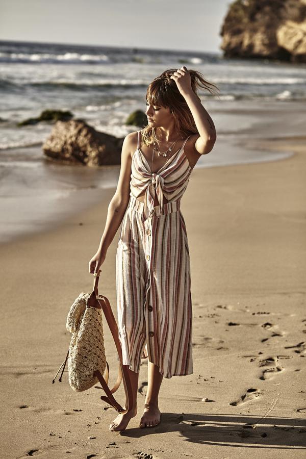 ¿Puede ser más bonito este vestido con estampado de rayas, botones delanteros y detalle de nudo en el escote? ¡Nos encanta para llevarlo a la playa, como hace Aitana... y para el 'after beach'! Su precio: 25.99 euros.