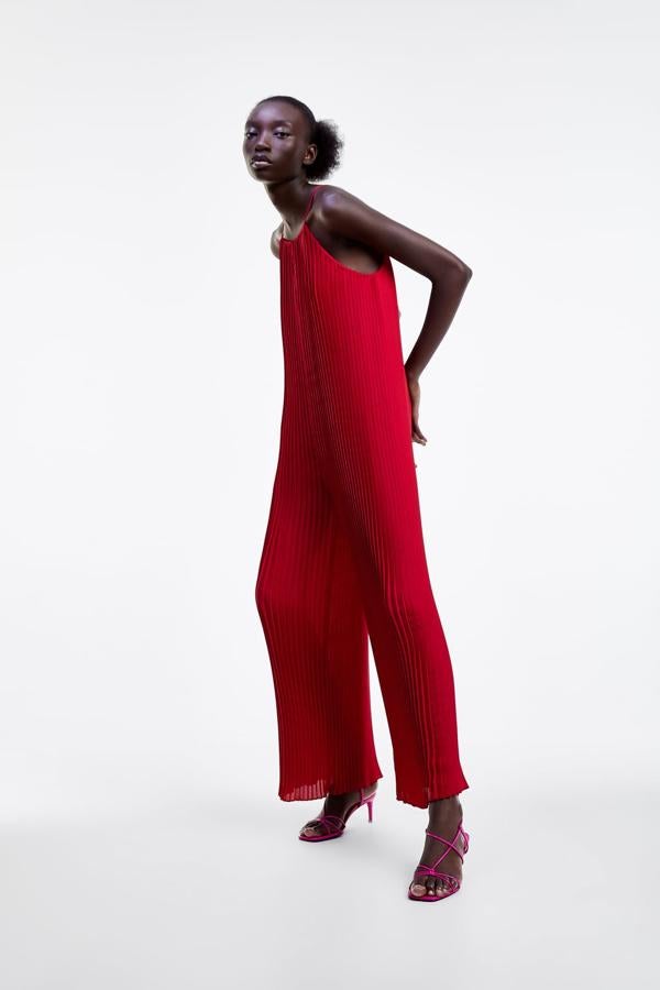 Mono largo plisado con escote halter, 39,95 euros.