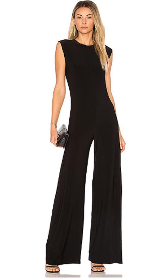 Mono largo sin mangas en color negro y fluido, 112,27 euros.