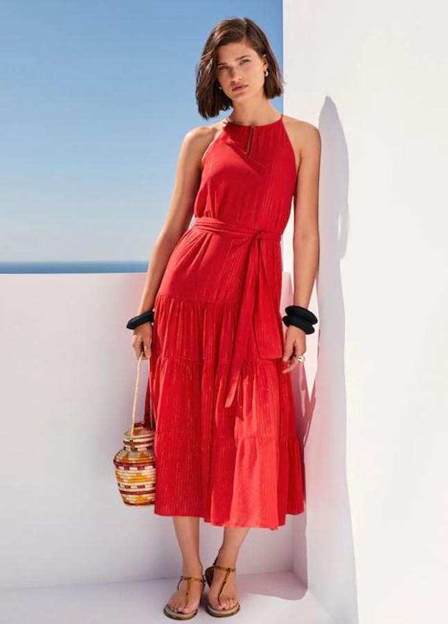 Mango nos propone un modelo similar al Ferragamo de la Reina, pero en una versión más veraniega con escote halter y sin mangas. Su precio: 49.99 euros.