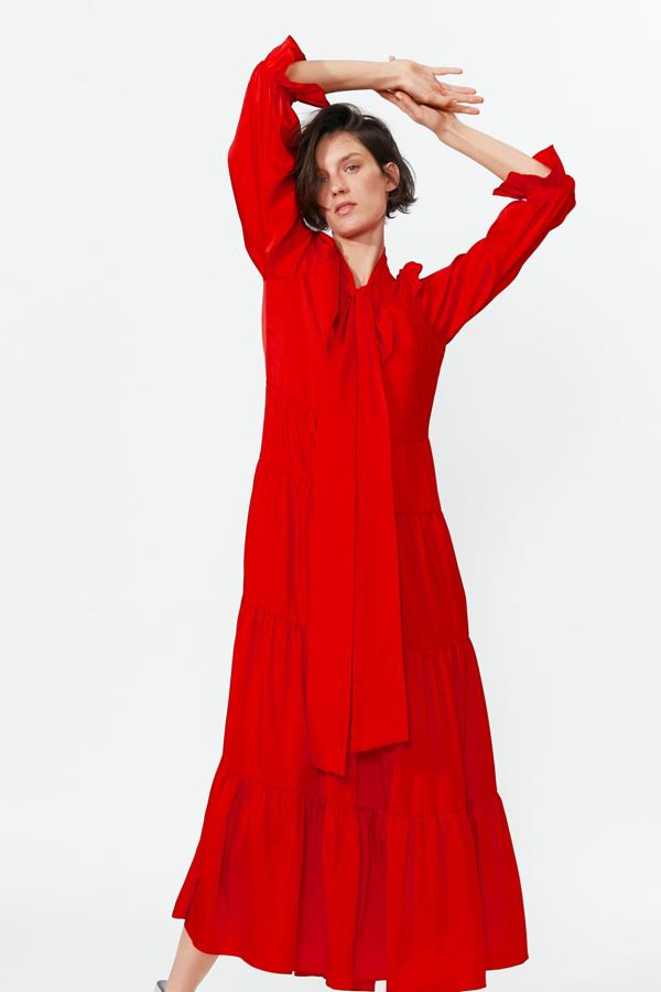 Este vestido midi rojo de Zara con cuello con detalle de lazo cuesta 49.95 euros.