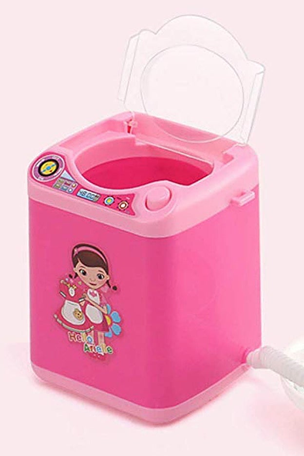 La minilavadora de juguete, con su salida de agua.