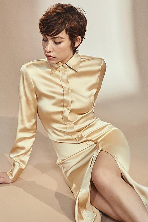 Greta lleva un vestido de Bottega Veneta.