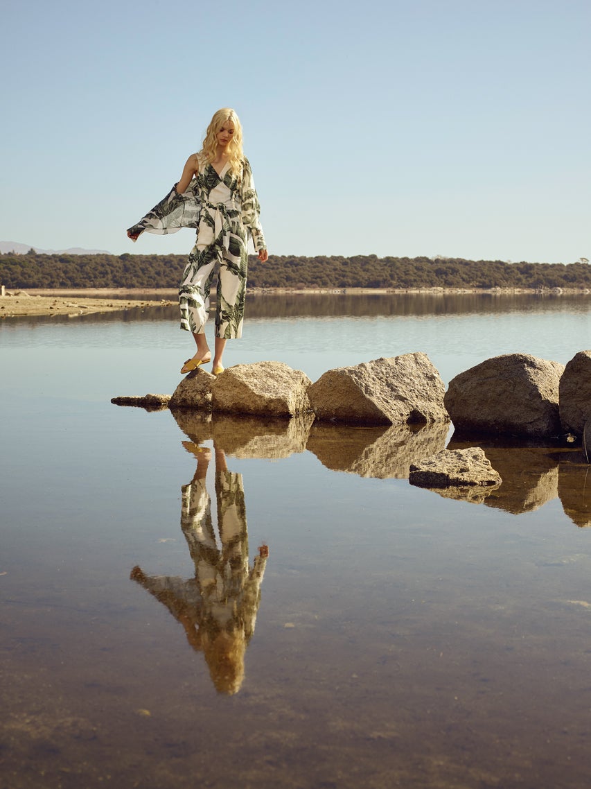 Blusa y mono de Massimo Dutti y sandalias de Mireia Playá.