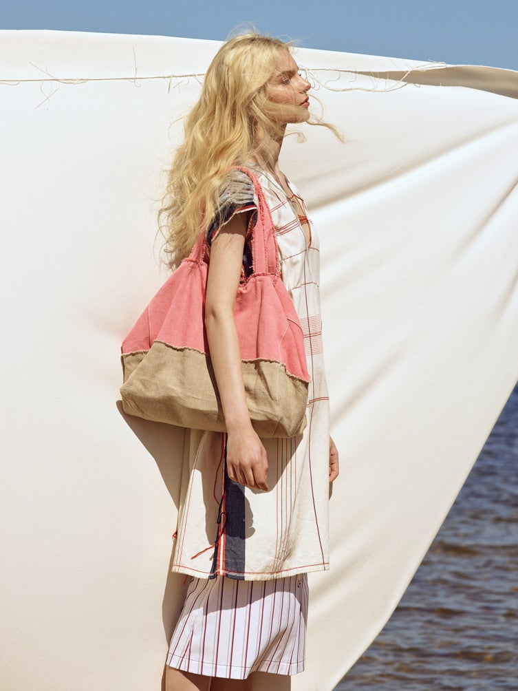 Vestido de Irene Peukes, falda de Betolaza y bolso de Castañer.