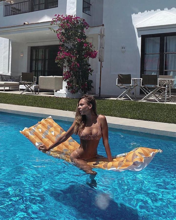 La actriz, que es la mujer española con más seguidores en Instagram, actualizó su perfil publicando una imagen de sus vacaciones en la piscina y en la que además de presumir de cuerpazo, lució un bikini estampado ideal.