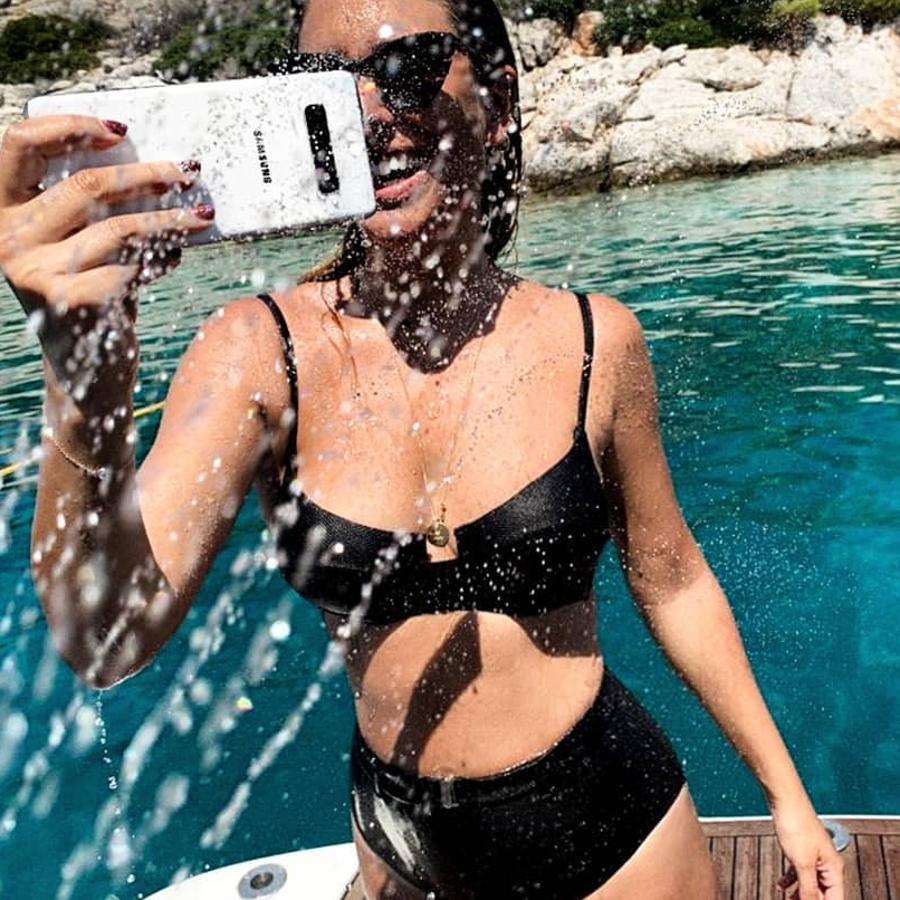 Durante sus vacaciones en Grecia con Mario Casas hemos viso a  Blanca Suárez con este bikini que hace más delgada  y, además, es de Zara y súper 'low cost'.