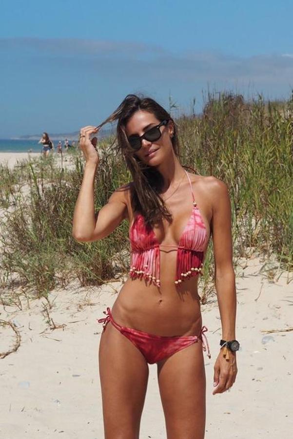 Nos hemos enamorado de este  bikini con flecos tie dye  de Seventees, una firma 100% española que fabrica prendas de algodón 'con amor'. Lady Addict le saca partido con su estupenda figura.