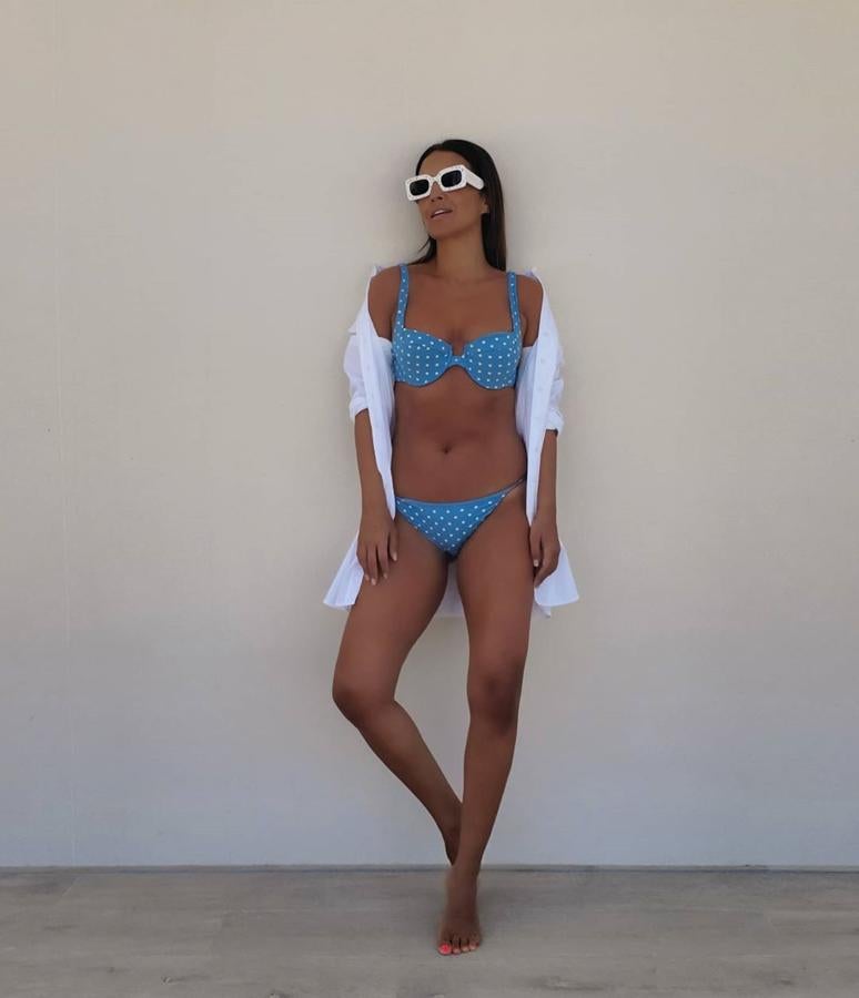 A pesar de que Paula Echevarría escogió el rojo para  su primer posado en bikini  del verano 2020, esta foto nos ha gustado aún más. La actriz confirmó que el estilo es lo suyo, hasta con la moda de baño, con este bikini azul de lunares blancos de Calzedonia.