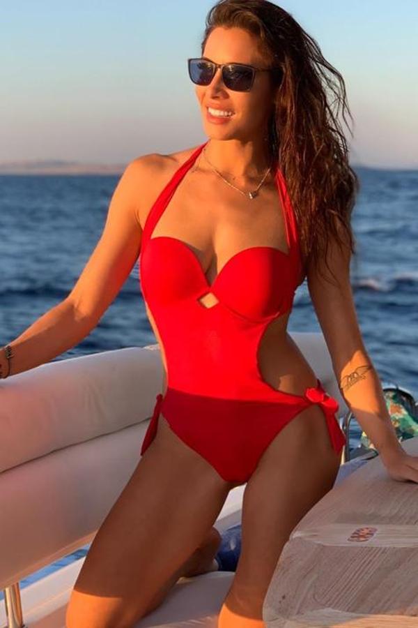 ¿Bañador cut out o trikini? Sea como sea, este modelito de  Pilar Rubio  es ideal para poner en relieve su curvilínea figura y realzar su pecho. Lo puedes encontrar en Selmark.