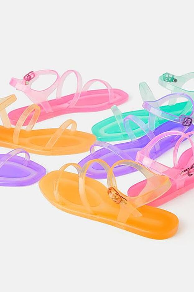 Este es el modelo de sandalias de Zara que lleva María Fernández-Rubíes, en plástico color lila, pero están disponibles en más colores: naranja, verde y rosa.