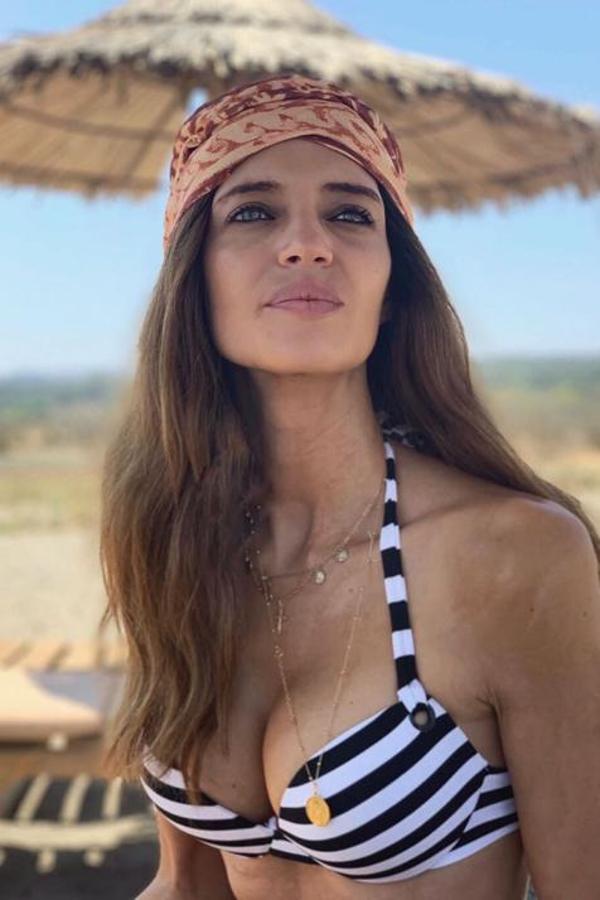 La presentadora ha dado con el bikini que hace mejor escote. Además, está rebajado y cuesta menos de 20 euros. Tenemos todos los detalle del conjunto  aquí .