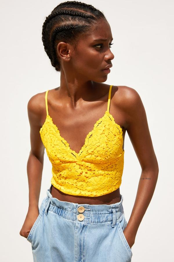 Top corto con escote pico y tirantes finos ajustables. Lleva forro interior en el pecho y un elástico en la espalda (19,95 euros).