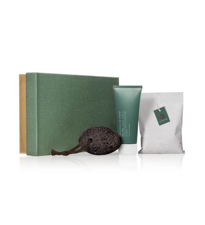 Este cofre que contiene un completo y original ritual de cuidado de los pies formado por limpieza y relajación a a base de una bolsa de té, exfoliación con ayuda de la piedra pómez negra e hidratación gracias a la crema nutritiva con té matcha y bambú.  Foot Set The Ritual of Chado de Rituals  (19,50 €).