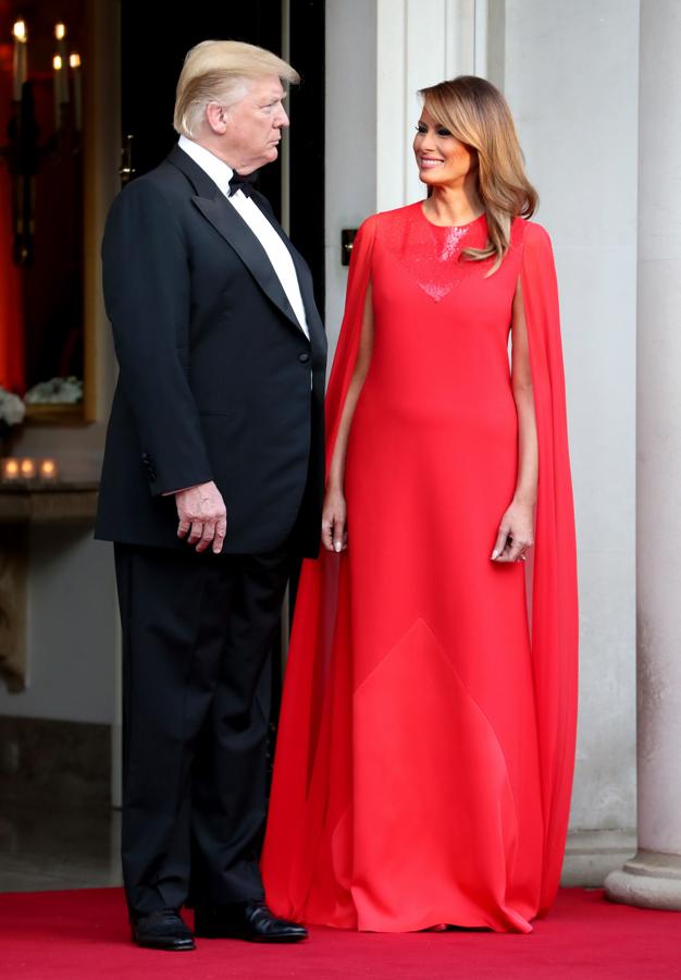 Melania Trump ha apostado por un vestido rojo  capa como el de la Reina Letizia en el 50º cumpleaños de Guillermo de Holanda, pero en vez de ser de una firma británica como Stella McCartney, la primera dama ha preferido a la francesa Givenchy.