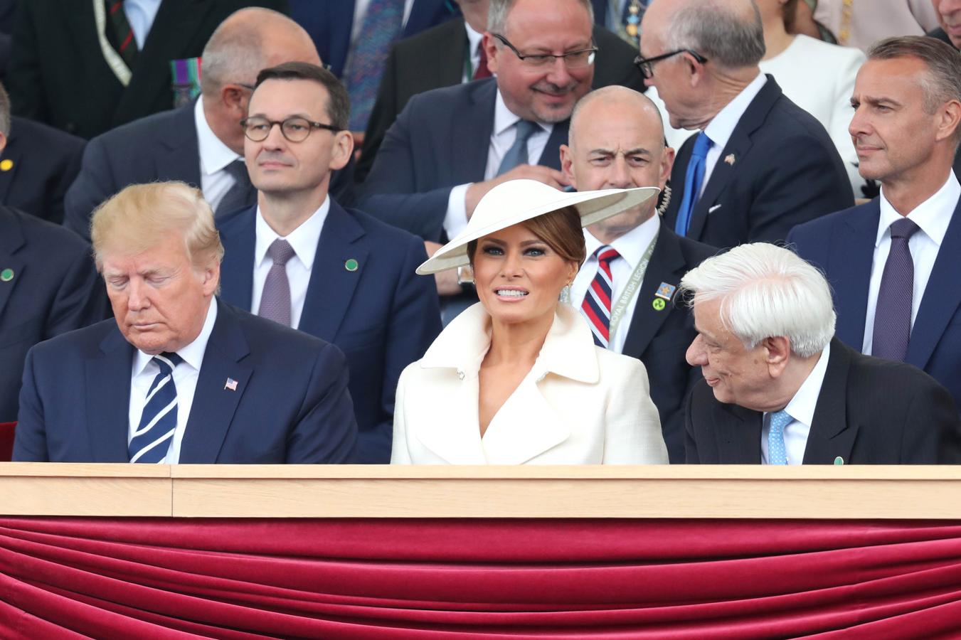Eso sí, durante los actos conmemorativos del 'D Day', las cámaras pillaron a Donald Trump... ¿dormido? La cara de circunstancias de Melania es un poema, y el presidente griego, Prokopis Pavlopoulos, parece no dar crédito a la escena...