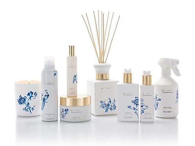 The Amsterdam Collection tiene 8 productos: un gel de ducha, una crema de cuerpo, un jabón de manos, una crema de manos, un body mist, unos sticks aromáticos, un perfume para la casa y una vela aromática. Todo con el packaging azul y blanco de la cerámica holandesa.