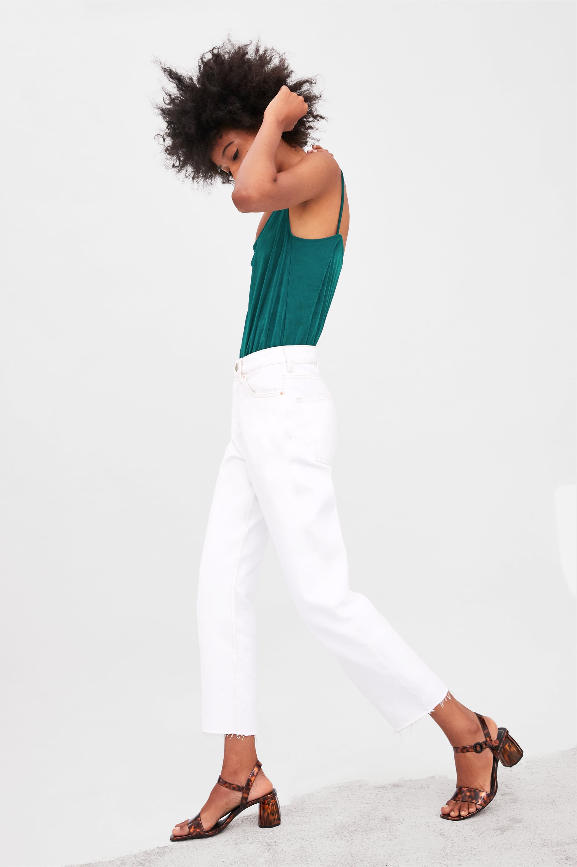 Estas originales sandalias de vinilo efecto carey están siendo todo un éxito, y no nos extraña, porque son cómodas y sientan de maravilla. Precio en Zara: 35.95 euros.