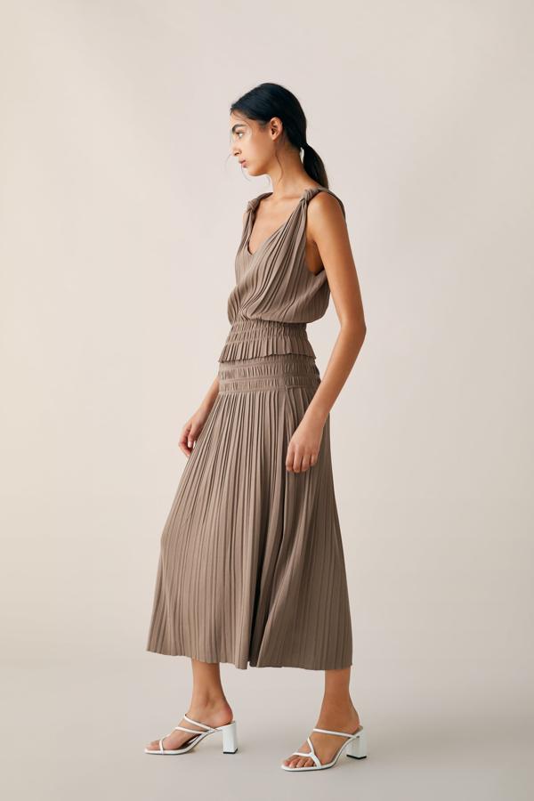 Minimalistas, sencillas, con un tacón cómodo y en blanco, el color que marca la tendencia en calzado esta temporada. Estaba claro que estas sandalias de Zara (29.95 euros) iban a ser un éxito de ventas...