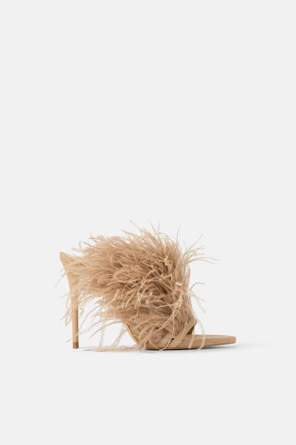 Tenemos que reconocer que ver estas maravillosas sandalias de plumas en la sección de 'best seller' de Zara nos ha sorprendido. No son fáciles de llevar, cuestan casi 60 euros... ¡y están agotadas en todas las tallas! Eso sí, son preciosas...