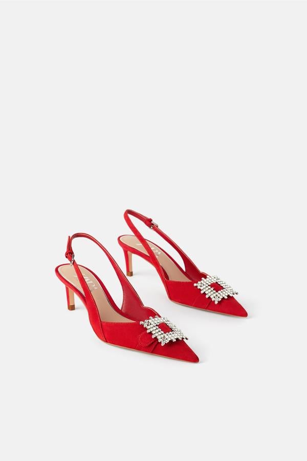 Después de lanzar  el mejor clon de Manolo Blahnik  del mercado el pasado invierno, Zara vuelve a la carga con estos salones joya destalonados aún más asequibles (49.95 euros).