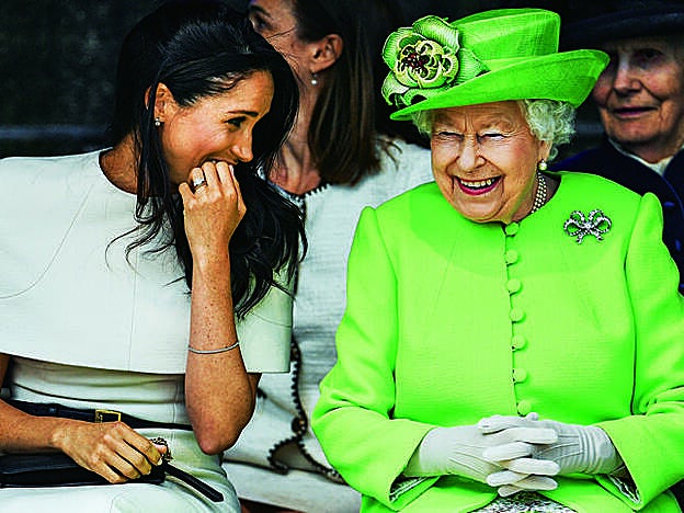 Meghan riendo cómplice con Isabel II.