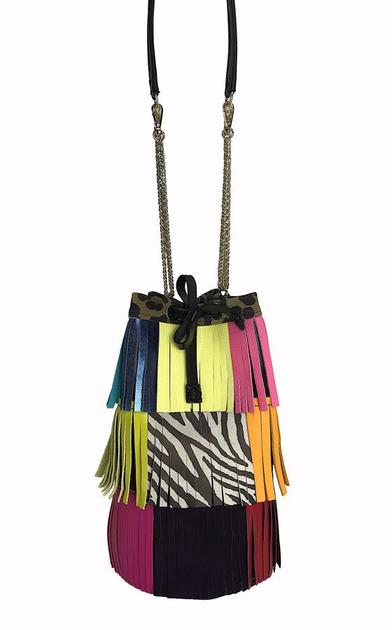 ¿Puede ser más original y divertido este bolso saco con flecos multicolores de Sasasú? Sin duda, es nuestro favorito para nuestros looks de festival. Precio: 120 euros.