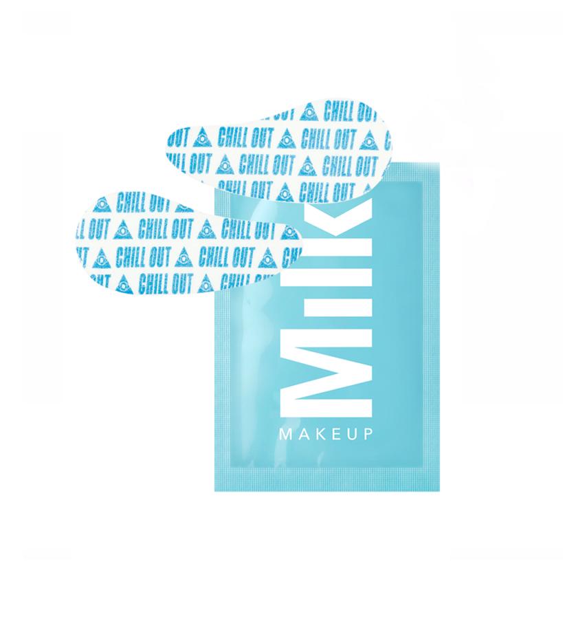 Parches con efecto refrescante que calma y alivia el cansancio acumulado en el área de los ojos. Los parches están llenos de cafeína, lavanda y extracto de hoja de aloe barbadensis para calmar y calmar la inflamación e iluminar el área de los ojos.  Una caja incluye seis pares de parches. (21 €).