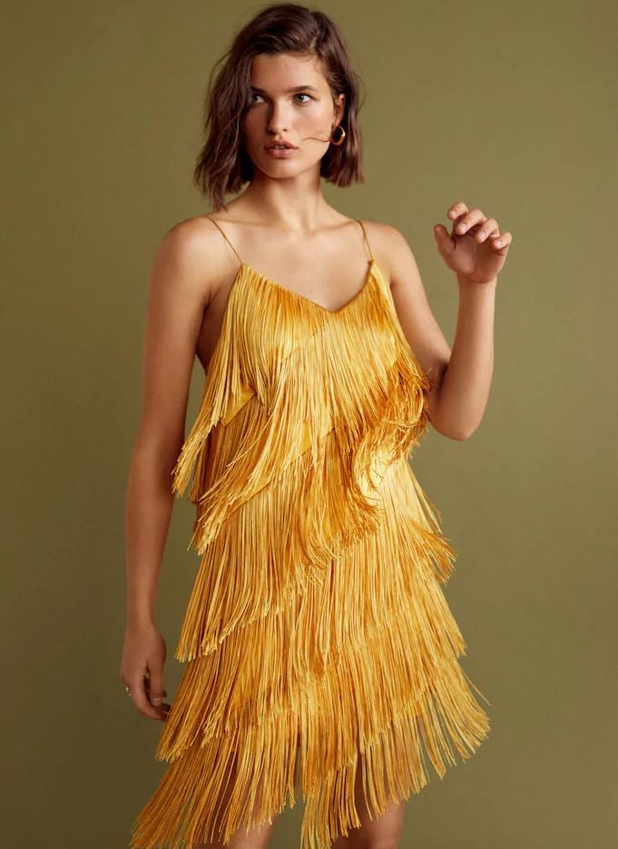 Estamos absolutamente enamoradas de este vestido de flecos color mostaza. De inspiración años 20, pertenece a la Gala Collection de Mango, y cuesta 59.99 euros.