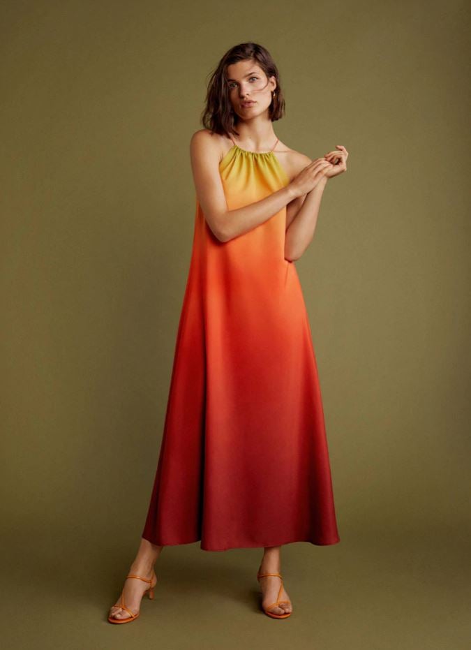 El degradé también pinta este 'slip dress' con escote halter de Mango (69.99 euros).