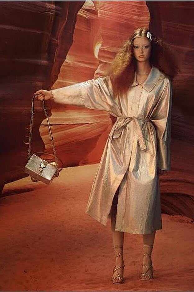 El trench metalizado es una de las prendas estrellas de la colección.