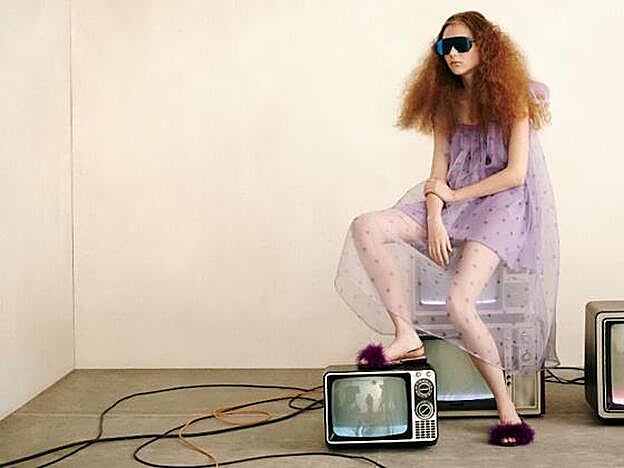 Vestid de organza con gran lazada al cuello de la colección 'Now becoming then' de Zara.