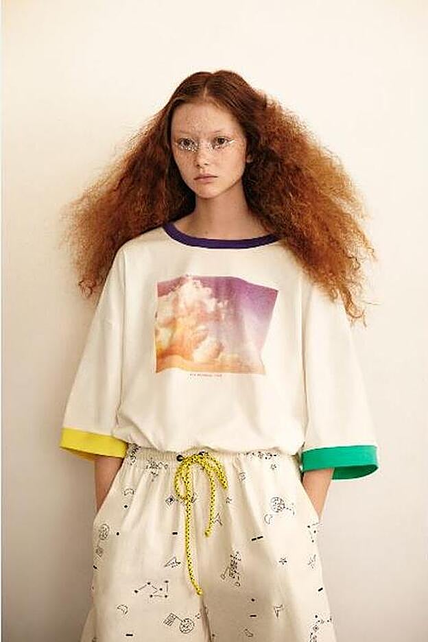 La colección tiene un marcado carácter retro y futurista a la vez, con prendas de estampados gráficos y diseño oversize.