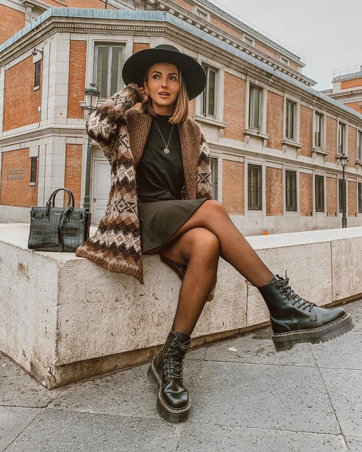Este look de Alexandra Pereira , protagonizado por un cárdigan de Zara, va a ser uno de los más copiados de la temporada.