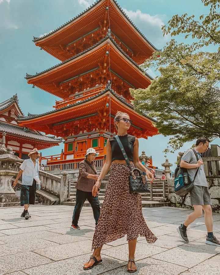 El animal print es uno de sus favoritos y combina las prendas de forma sencilla, como en este look con falda de leopardo.