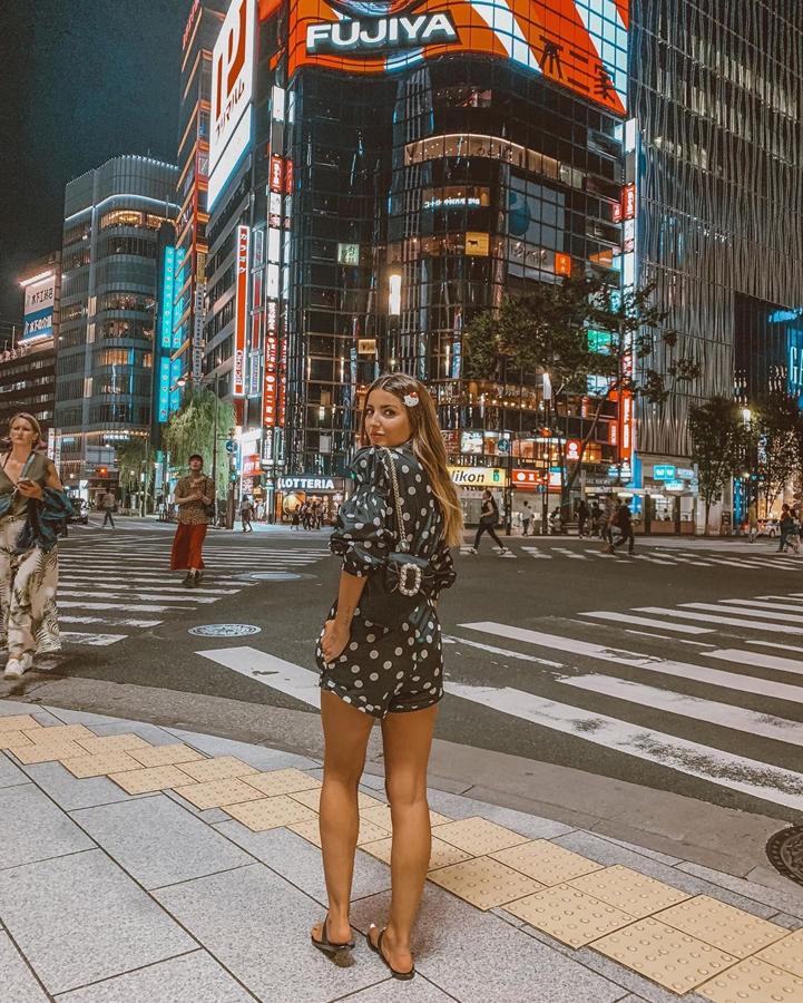 Nos encanta cómo le queda este  mono de lunares de Zara .