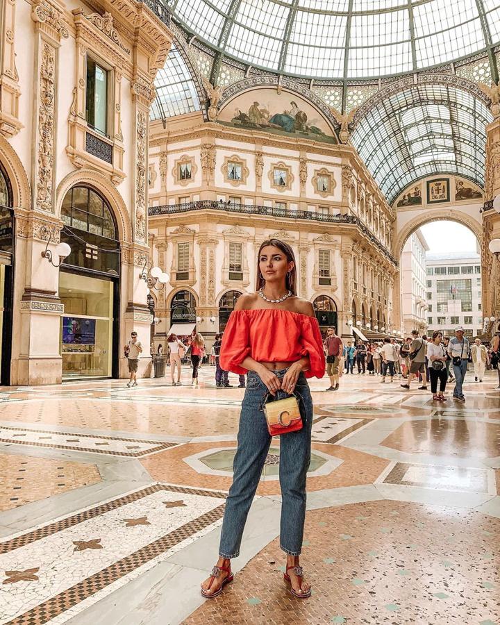 Unos vaqueros, sandalias y un top favorecedor. A veces los looks más sencillos son los que mejor le quedan.