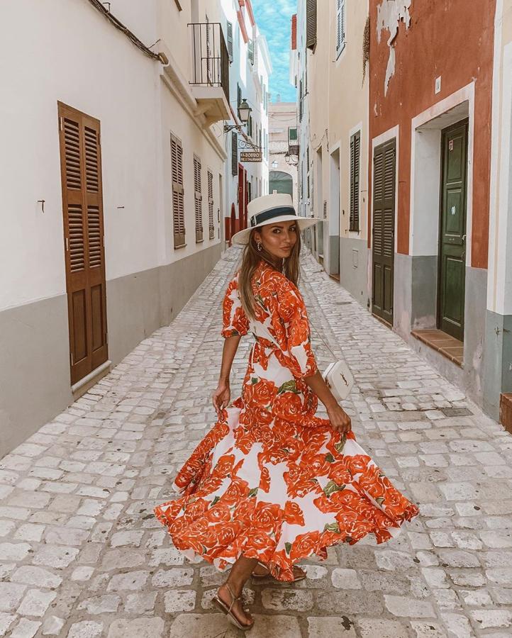 La influencer ha pasado unos días de vacaciones en Menorca y uno de los looks que ha elegido para la isla es este vestido de la firma Rhode.