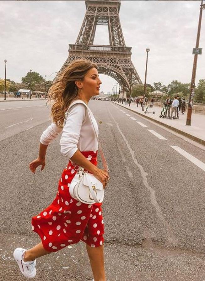 Es evidente que el estampado de lunares es uno de sus favoritos para este verano y nos encanta la combinación que ha hecho de rojo y blanco con zapatillas de deporte. Vuelve a apostar por una prenda de su firma que combina con calzado de Adidas y bolso de Chloé.