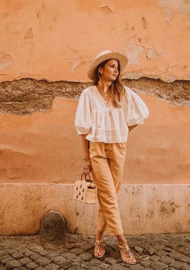 Si no tienes en tu armario de verano una blusa con mangas con volumen, ¿a qué esperas? Toma nota de cómo la lleva Alexandra Pereira.