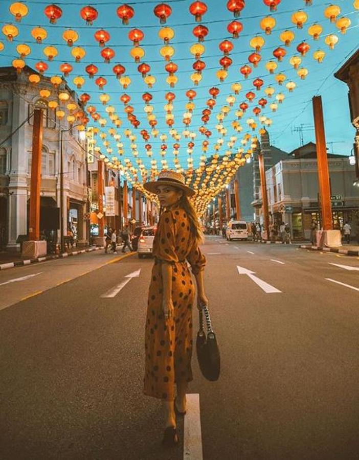 Para su viaje a Singapur eligió un mono mostaza con grandes lunares negros de su firma de moda.