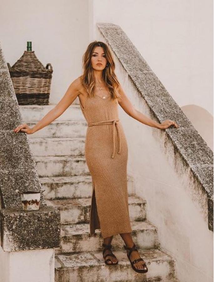 Los tejidos gruesos, como de arpillera, están a la última. Alexandra Pereira lo sabe y luce así de bien este modelo de su propia marca, Lovely Pepa Collection.