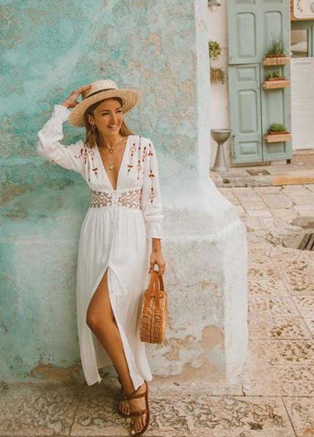 Nos encanta este look para ir a la playa o a la piscina. Un vestido túnica en blanco con bordados de colores que ella combina a la perfección con un sombrero y un bolso de mimbre. Un look 100% veraniego. El vestido también es de su marca.