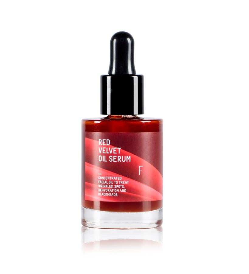 Este aceite de noche es 100% natural y de rápida absorción. Combina 15 aceites vegetales, para nutrir y mejorar la piel del rostro, con cinco activos naturales. Combate el aspecto apagado y aporta al rostro suavidad, firmeza, elasticidad, vitalidad y luminosidad; trata arrugas, líneas de expresión, manchas, cicatrices, rojeces e inflamación, y nutre en profundidad. Además, su perfume es totalmente natural.  Red Velvet Oil Serum de Freshly Cosmetics  (35 €).