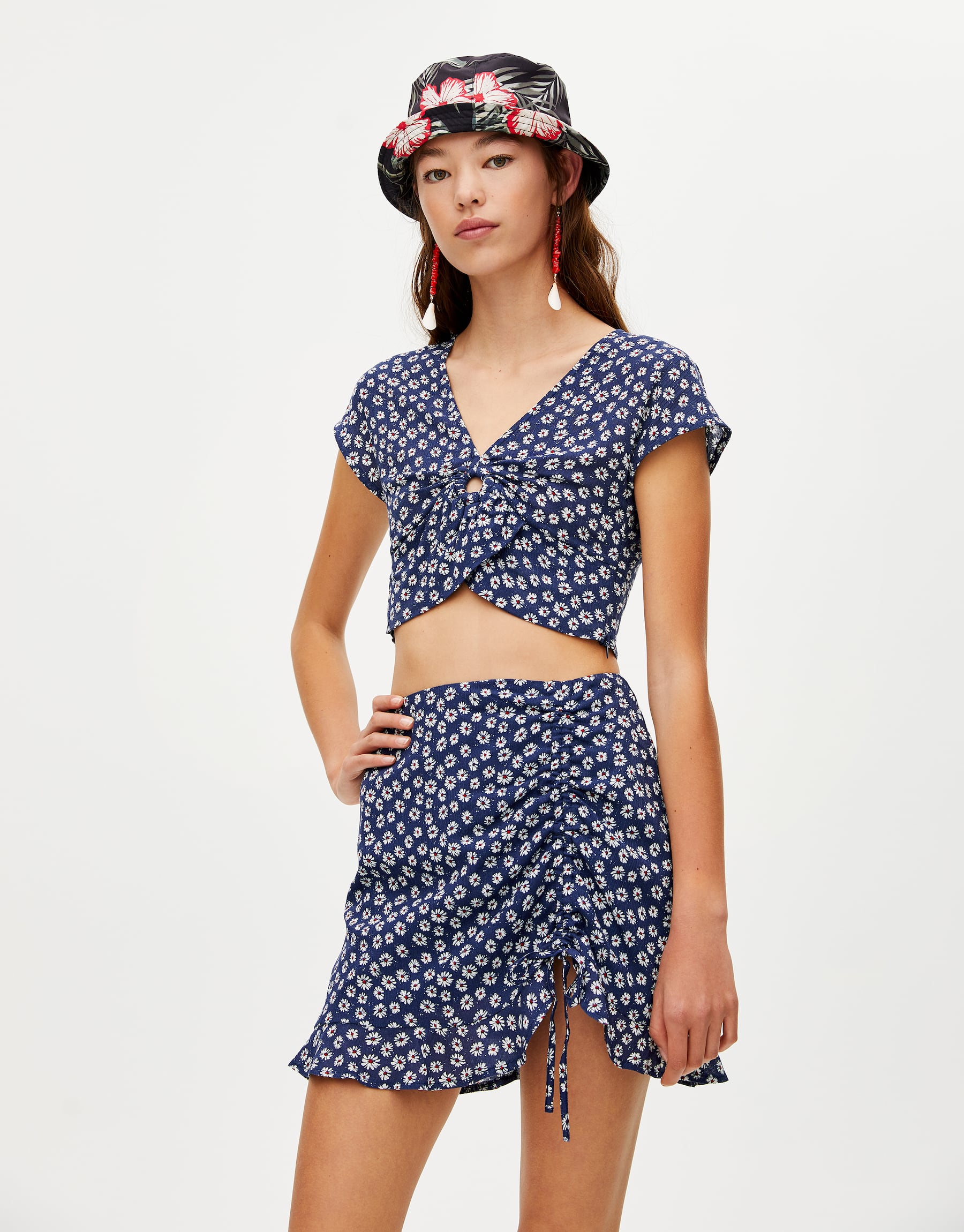 Minifalda y top con estampado de margaritas: 17,99 euros la falda y 9,99 euros el top. En Pull & Bear.