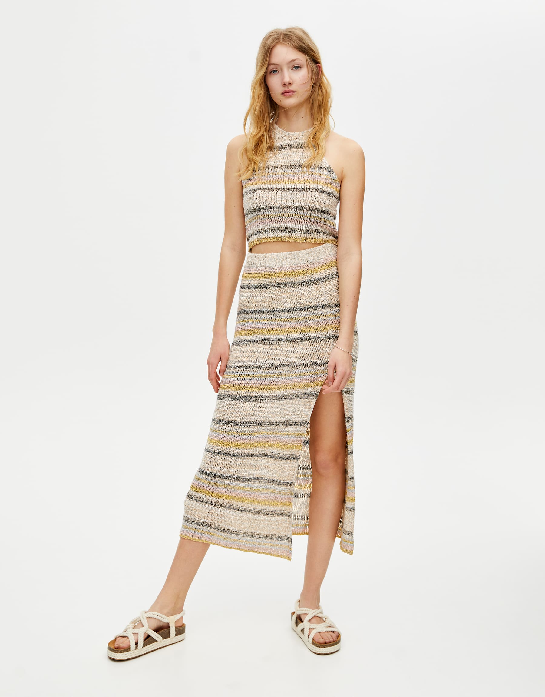 Conjunto de falda y top con cuello halter de punto calado: 22,99 euros a falda y 17,99 euros el top. En Pull & Bear.