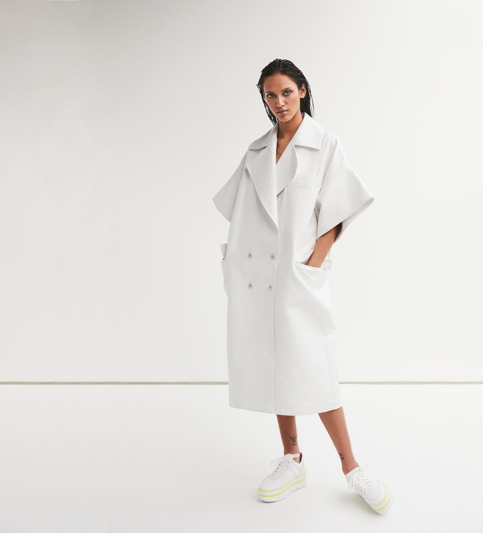 Abrigo de Max Mara y zapatillas, de Hogan.