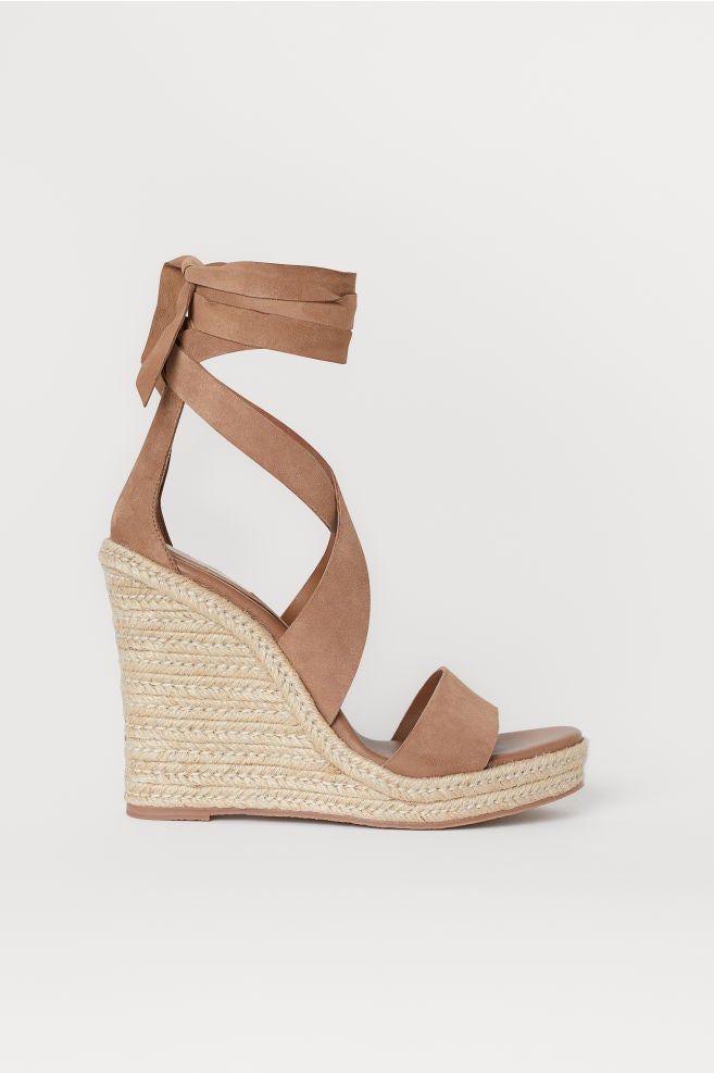Estas cuñas atadas a la pierna con extra de tacón en tono beige de H&M van a realzar tu culo. (59,99 euros).